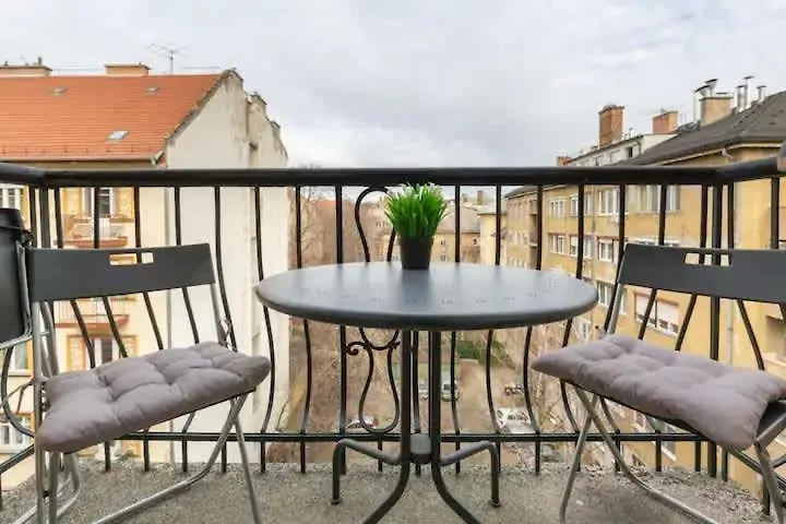 Апартаменты Hideaway With Balcony On Balzac Будапешт
